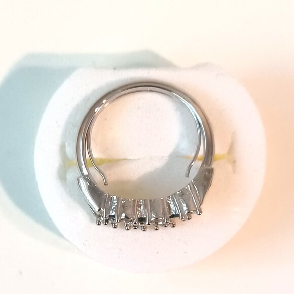 Vintage Avon Faux Emerald and Diamond Ring Size 7.5 - 8.0 with Box - Picture 6 of 6